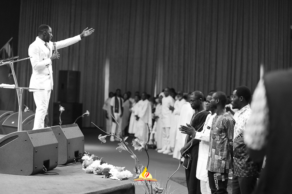 Join us
in worship